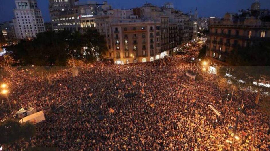 La Catalogna scende in piazza Rajoy: "Referendum non si fa"