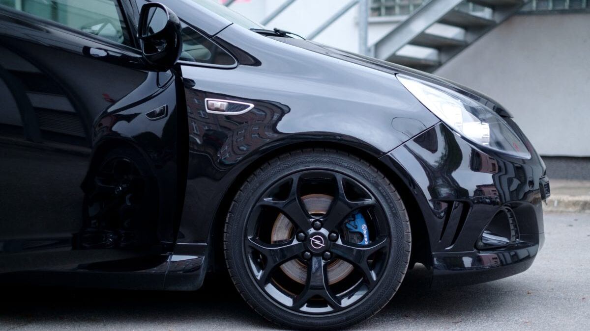 Il colore dell'auto? È decisivo Fate attenzione al "total black": quanto vale