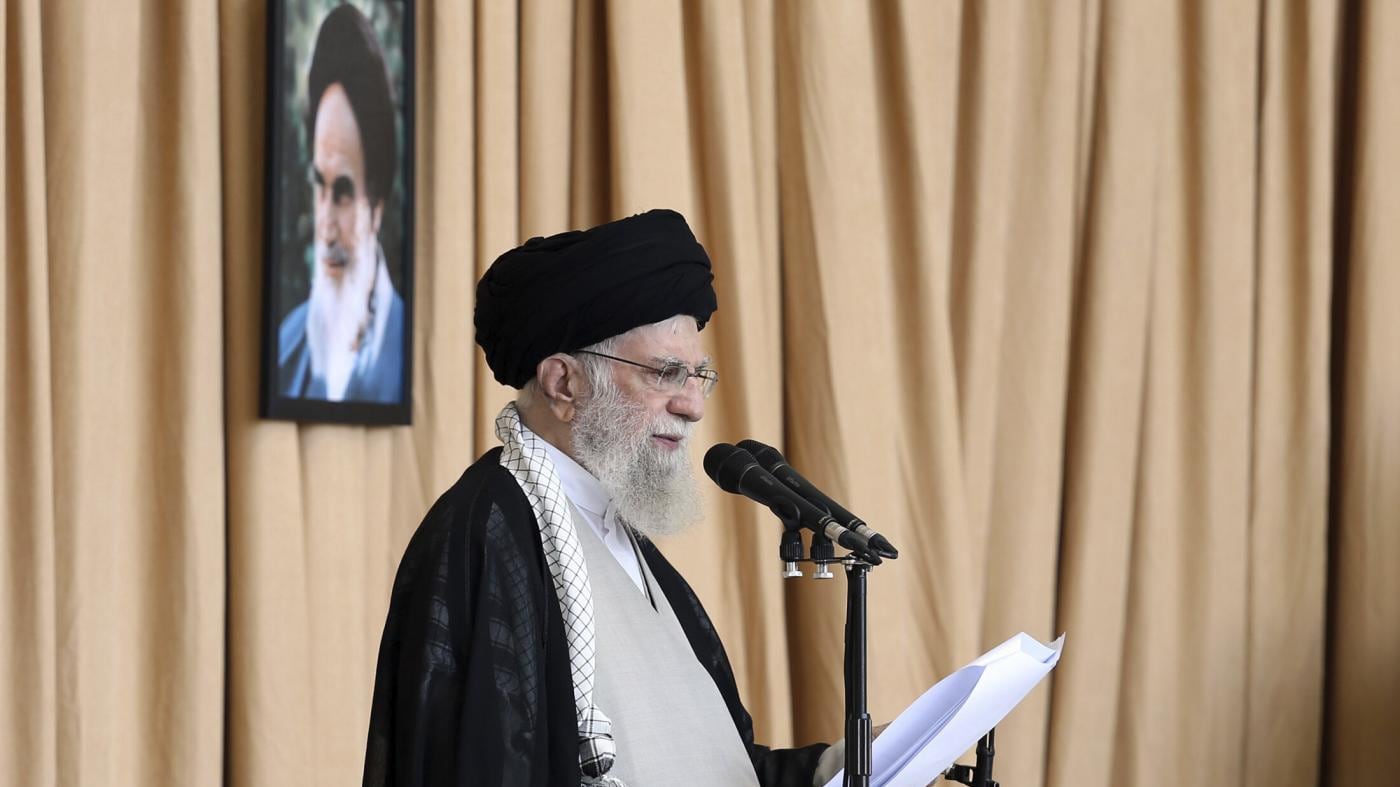Khamenei si sente braccato. "Scelte ardue e zero opzioni"