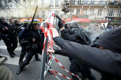 Parigi, scontri tra manifestanti e polizia 4