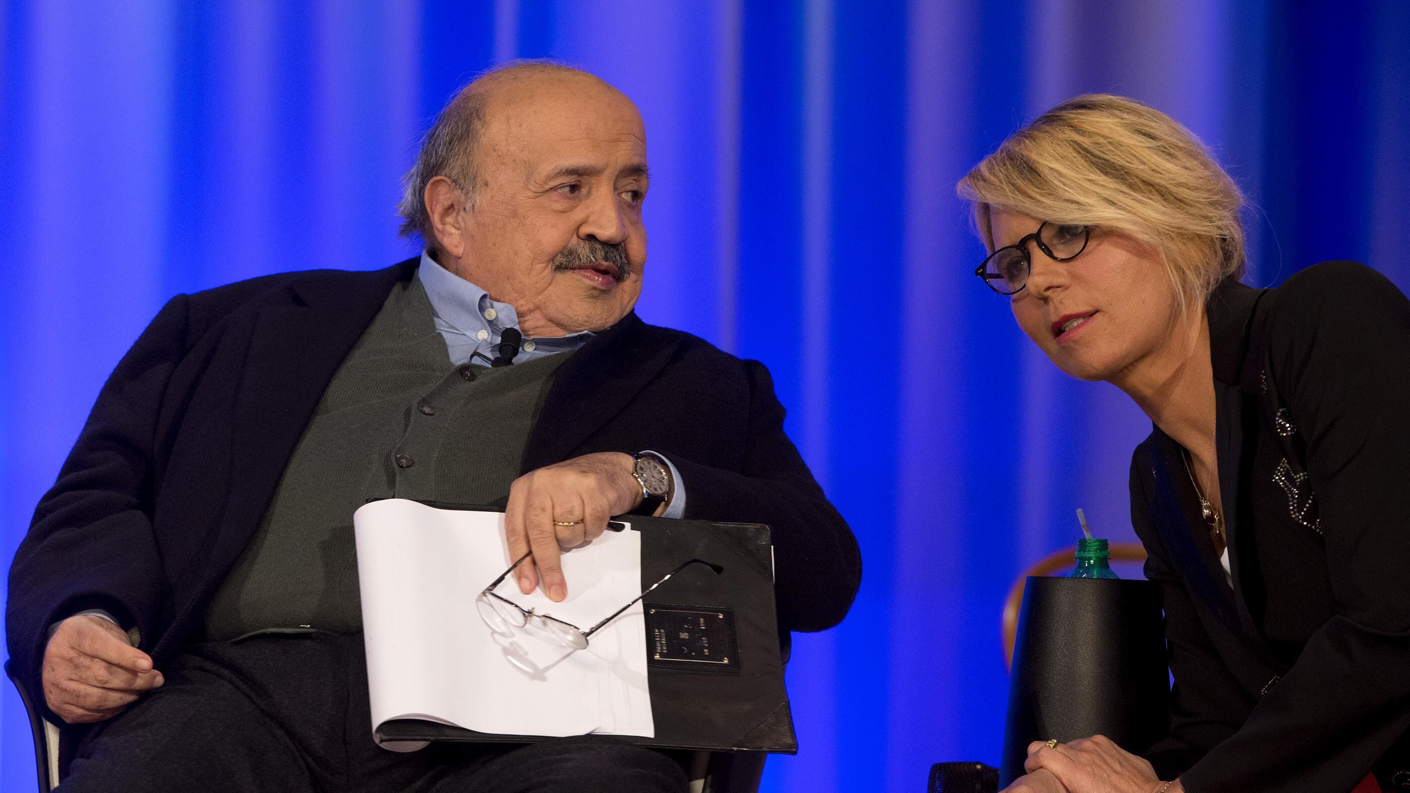 Costanzo, sospesi i programmi di Maria De Filippi: ecco quando tornano