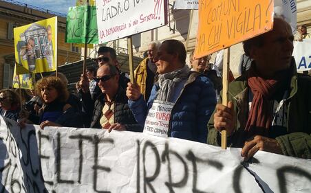 Salva Banche, risparmiatori in piazza: "Renzi, vogliamo indietro i nostri soldi" 2