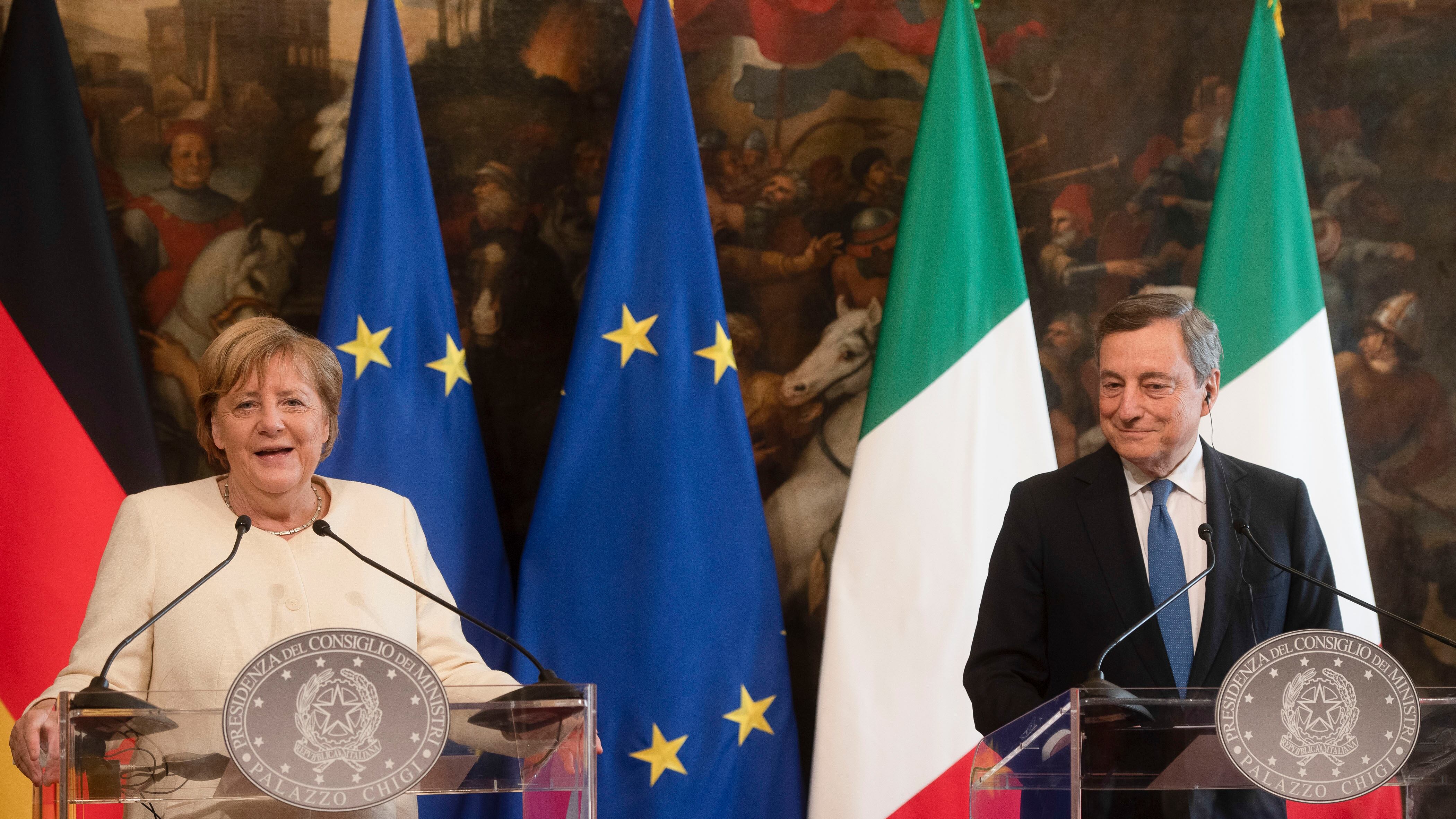 Dalla Merkel con amore "Draghi garante dell'euro"