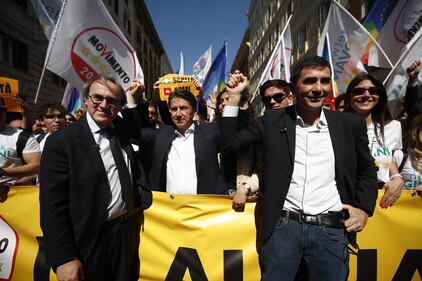 La piazza di Conte che dice no al riarmo 12