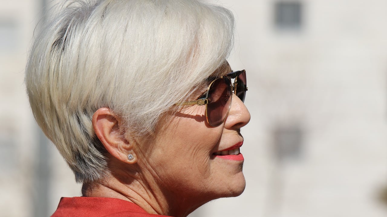Capelli, le acconciature più eleganti per le donne over 60