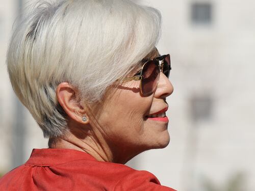 Capelli, le acconciature più eleganti per le donne over 60