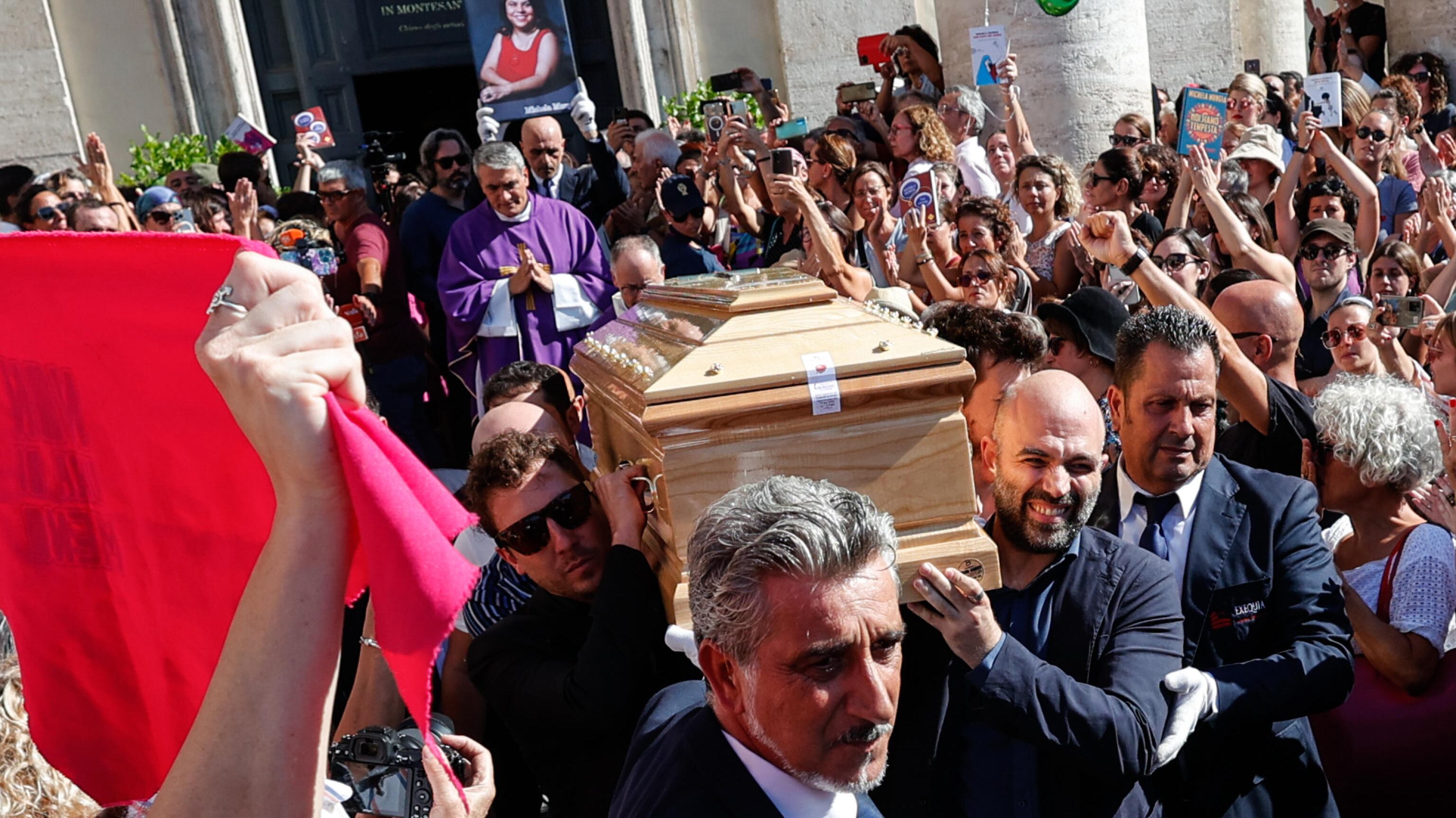Vietato criticare la "santificazione della Murgia". Lo scontro tra cattolici