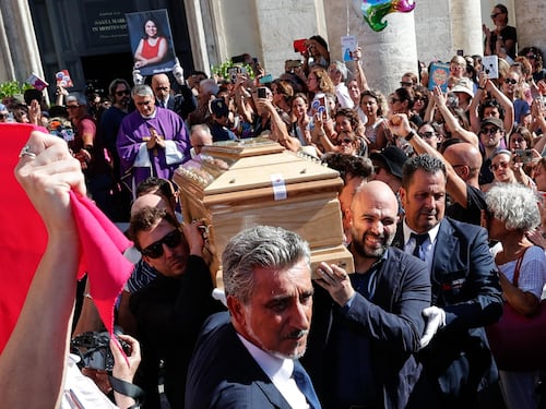 Murgia, un funerale queer (con comizio di Saviano)