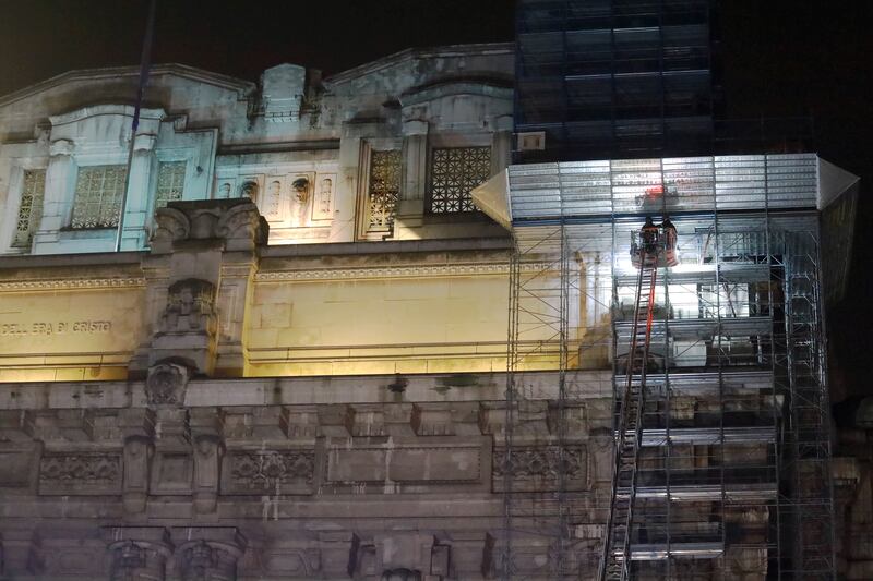 Milano, un uomo si arrampica sulla facciata della stazione Centrale 17