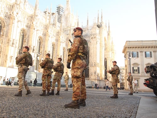 Milano, la Folgore resta in campo: prorogato l’impiego dei 500 parà