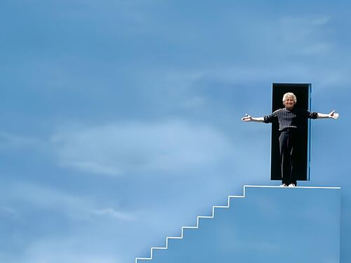 Grillo "esce" dal Truman Show e prepara le contromosse per sabotare Conte