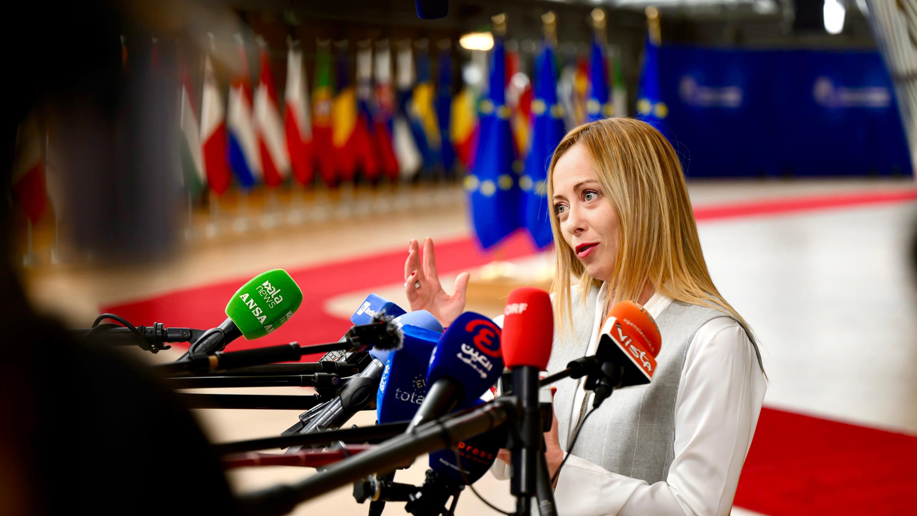 L'Ue trova in extremis l'intesa su Israele. Timori per il Kosovo. Meloni e "l'agguato" sulla manovra