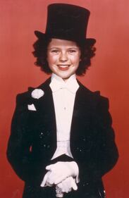 Addio ai Riccioli d'oro. Morta Shirley Temple  Nata il 23 aprile 1928 a Santa Monica, intraprese la carriera cinematografica all’età di sei anni, arrivando a girare quaranta film prima dei dodici 10