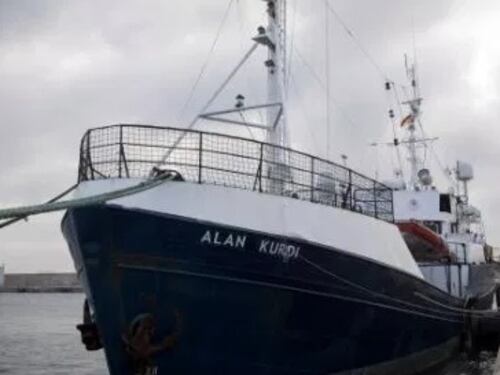 Una batosta sulla nave dell'ong La Guardia Costiera blocca tutto