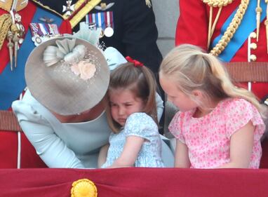 George e Charlotte giocano sull'erba 4