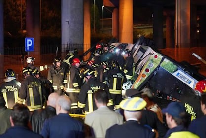 Bus sfonda la recinzione del cavalcavia, precipita sui cavi dell'elettricità e prende fuoco. Vittime e tantissimi feriti 7