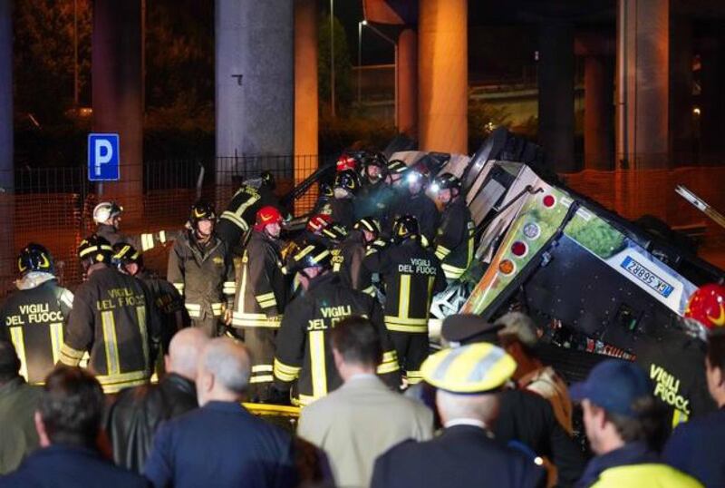 Bus sfonda la recinzione del cavalcavia, precipita sui cavi dell'elettricità e prende fuoco. Vittime e tantissimi feriti 7