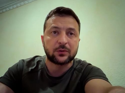 Spunta l'hashtag #ZelenskyCriminalWar. Così la guerra si sposta sui social