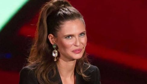 Bianca Balti, asciugamano sexy al mare 19