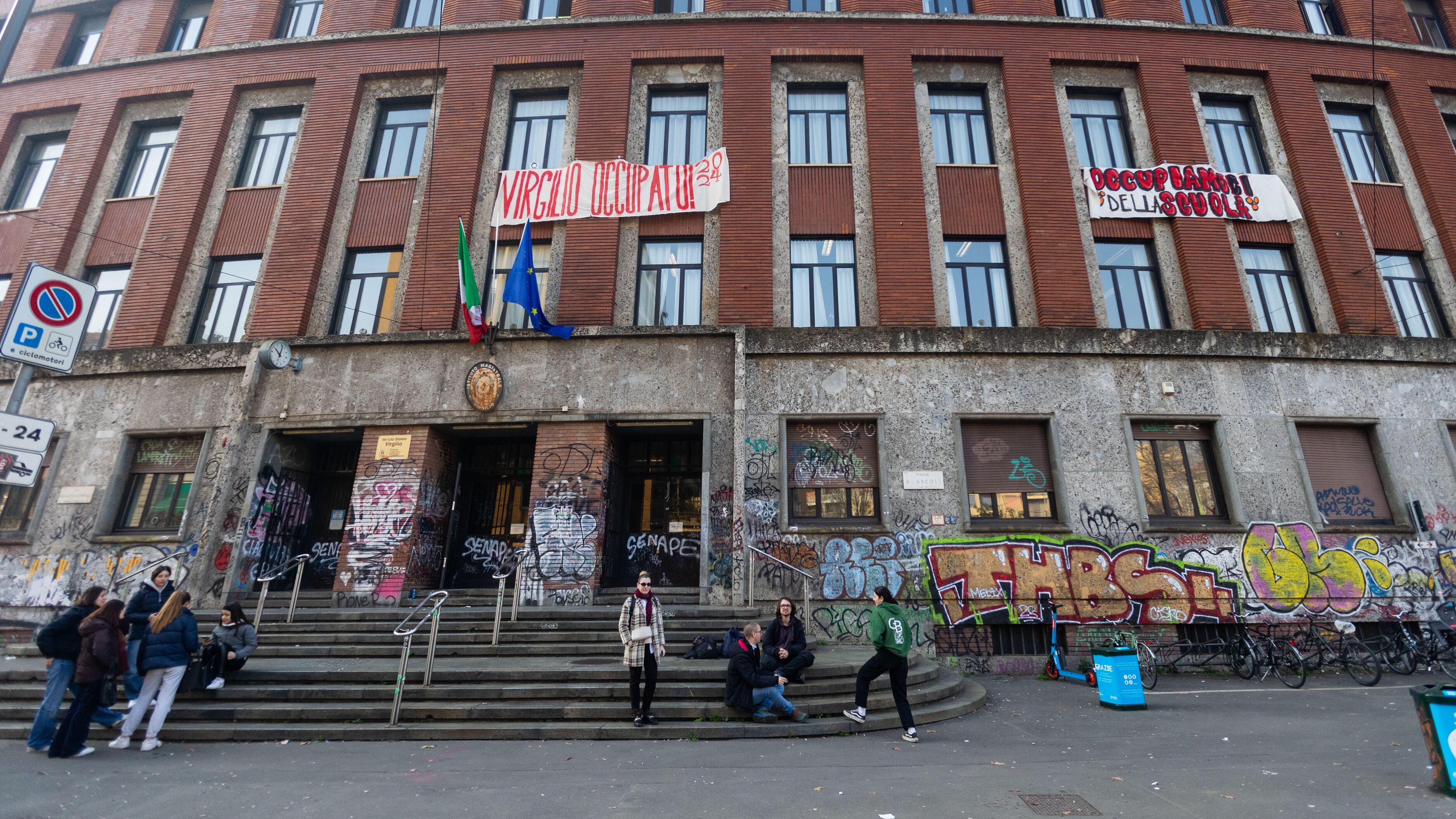 "Chi rompe paga" all'occupazione del Virgilio di Milano. Valditara: "Il mio intervento è servito"