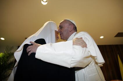L'abbraccio tra il Papa e il patriarca 5