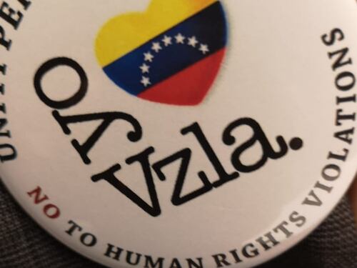 Deputati FdI in Aula con la spilla per il Venezuela