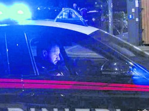 Trovata morta in casa: l'asciugamano sul volto e la serratura sparita