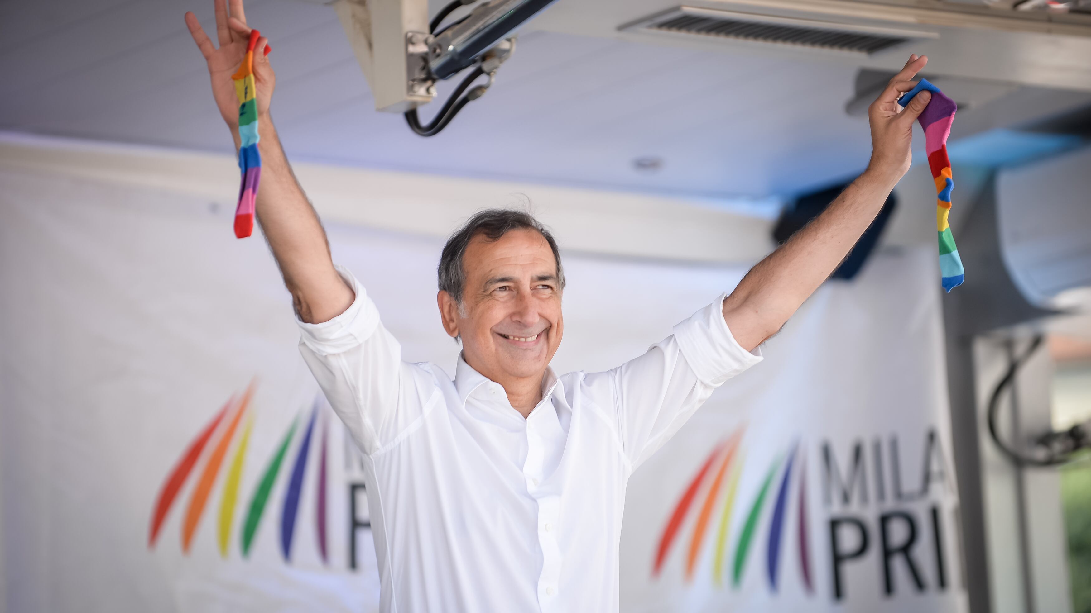 Sala sul palco del Pride pressa anche il Pd: "Il tempo è scaduto"