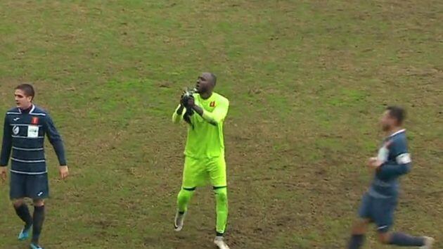 Prima offeso e poi squalificato: il portiere senegalese aveva lasciato il campo per insulti razzisti