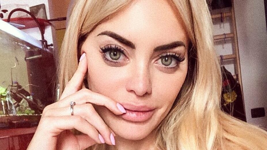 Elena Morali in topless contro gli hater: "Smettetela di seguirmi"