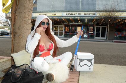 Aspettando Star Wars - Il Risveglio della Forza: attrice si spoglia per strada 3