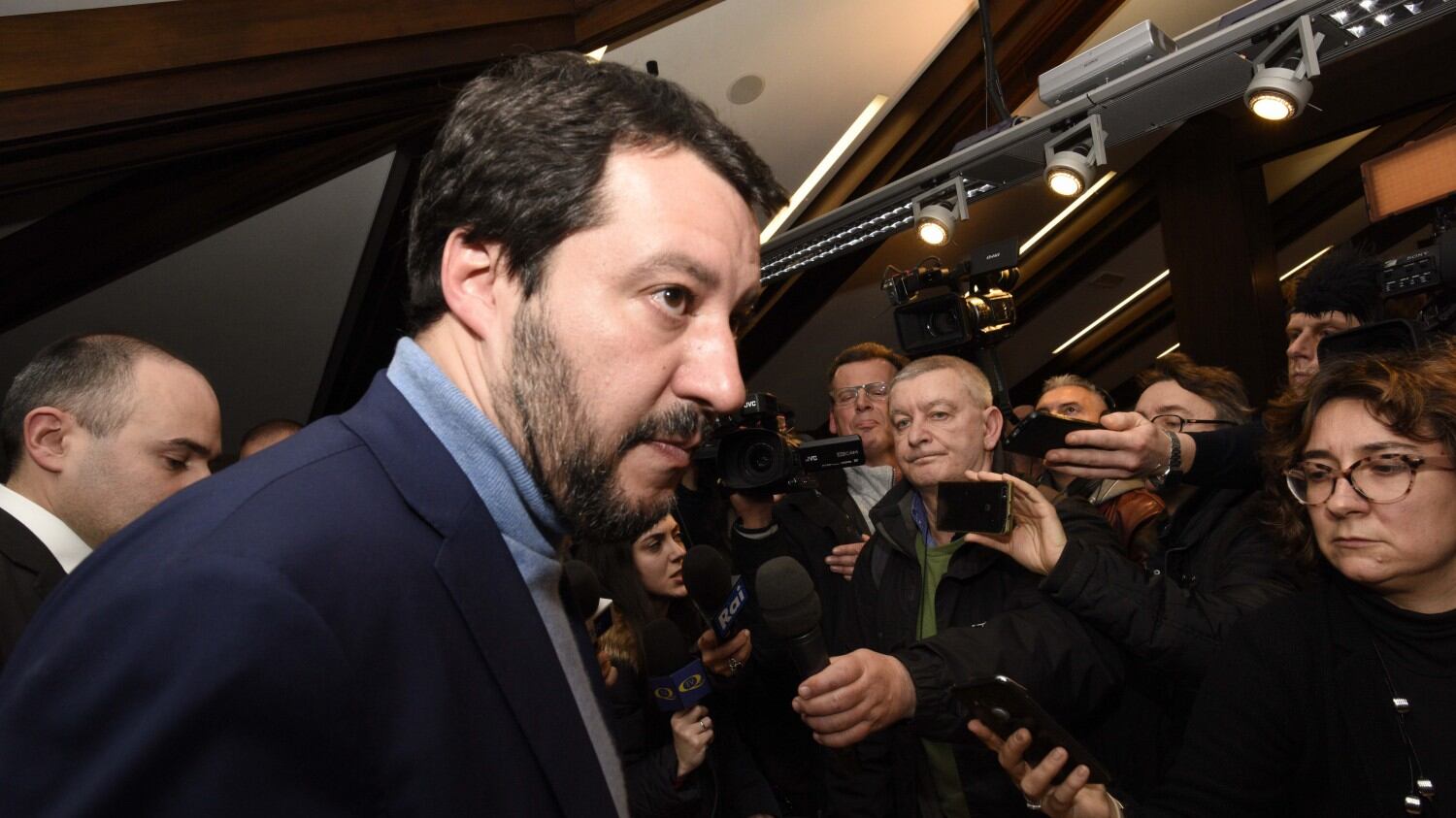 Il blitz unisce i politici Salvini: "Altro che russi Via i loro diplomatici"