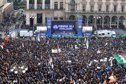 Salvini in piazza Duomo a Milano 10