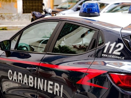 Ghanese rapina, commette furto e pesta venditore: nessuna conseguenza