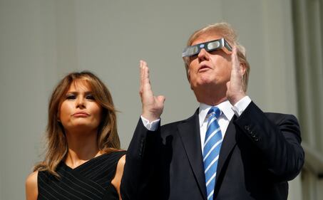 Trump guarda l'eclissi senza occhiali protettivi 18
