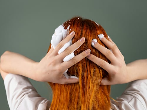 Capelli spenti e sottili, come ottenere una chioma lucente e morbida: 5 mousse volumizzanti