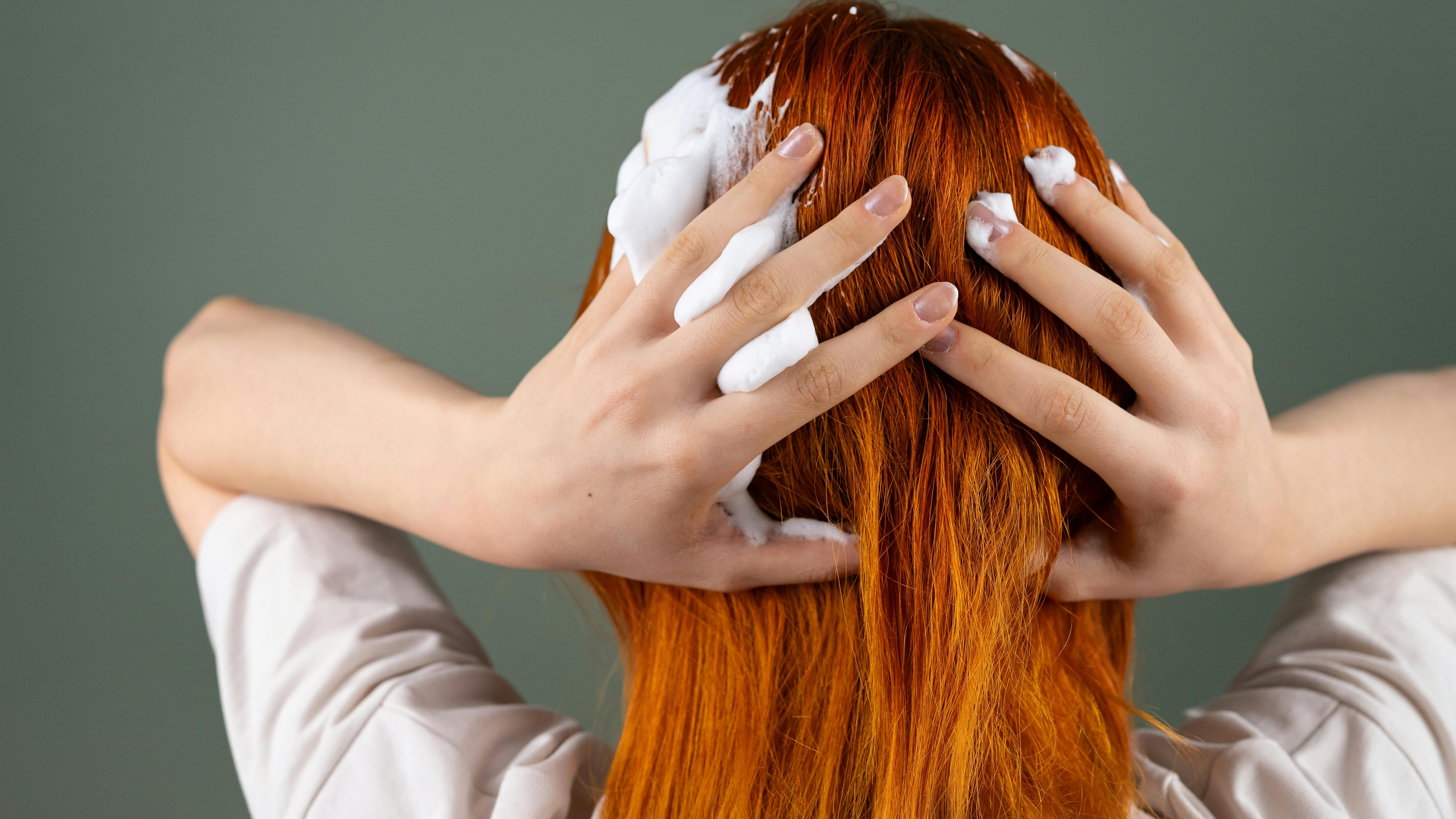 Capelli spenti e sottili, come ottenere una chioma lucente e morbida: 5 mousse volumizzanti