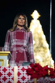 Trump accende albero di Natale alla Casa Bianca insieme a Melania 7