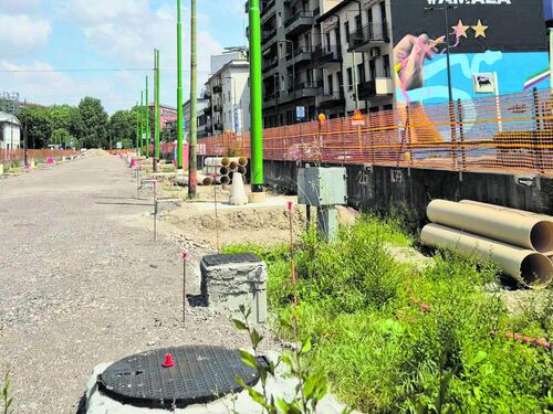 Amianto nel cantiere di piazzale Stuparich. Extracosti e si allontana la fine dei lavori