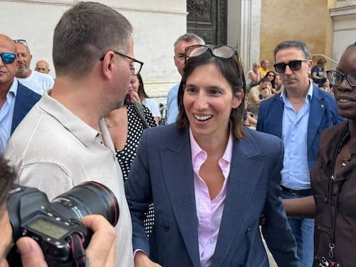 Schlein tira dritto e sfida ancora Conte: “Sulle armi a Kiev non siamo d’accordo”