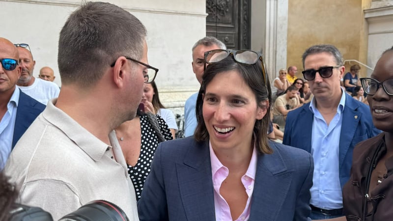 Schlein tira dritto e sfida ancora Conte: “Sulle armi a Kiev non siamo d’accordo”