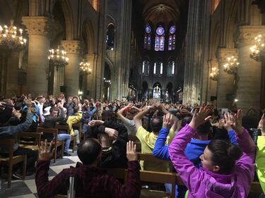 Parigi, 900 fedeli bloccati in chiesa a Notre Dame 3