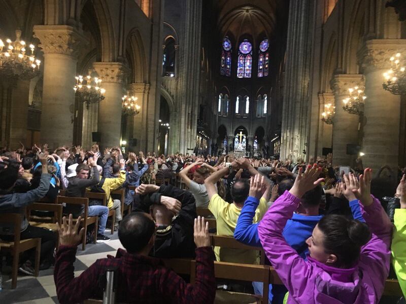 Parigi, 900 fedeli bloccati in chiesa a Notre Dame 3
