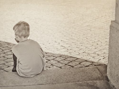 Bimbo rom di otto anni abbandonato in mezzo alla strada dai genitori