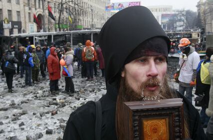 I preti ortodossi tra polizia e manifestanti 10