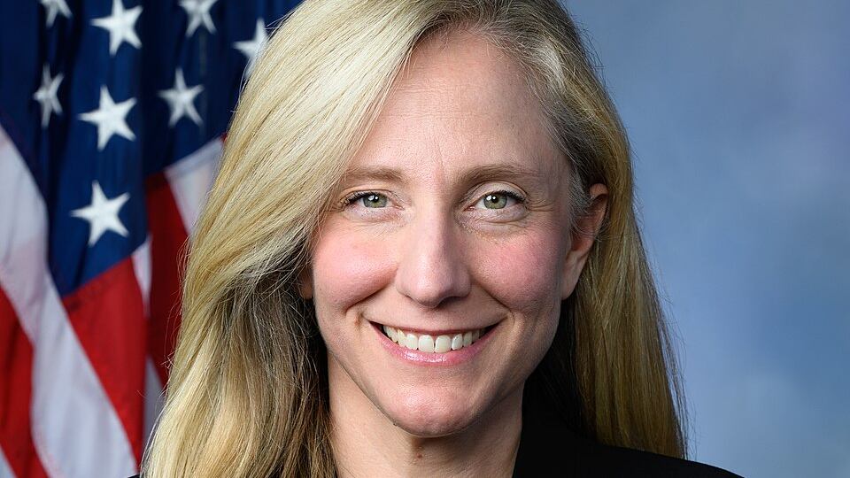“Non dice la verità”: ecco chi è Abigail Spanberger, la governatrice dem che ha risposto al discorso di Trump