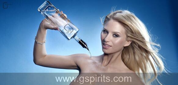 Liquori versati su corpi mozzafiato, ecco l'idea hot di G- Spirits 3
