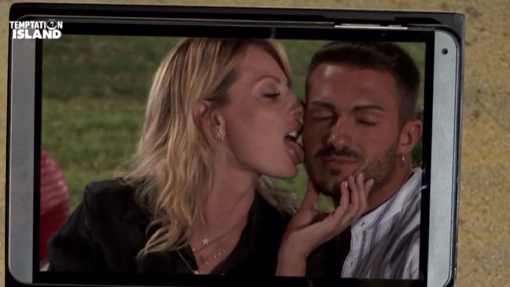 A Temptation Island leccate, ricatti morali e proposte ambigue. La prima coppia esce insieme dopo il falò