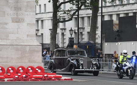 Dopo la rinuncia della Regina, Carlo debutta a Westminster 3