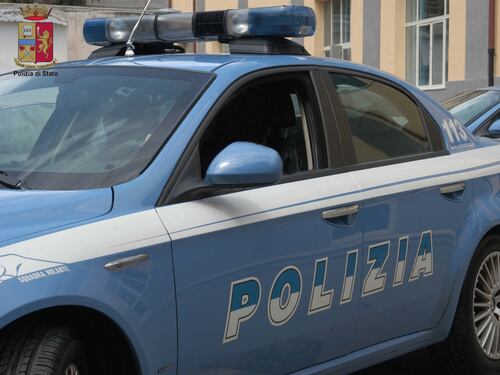 Nonno picchia in strada la nipote che compra droga